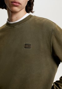 Tommy Jeans ESSENTIAL TONAL BADGE  - Sweatshirt - drab olive green