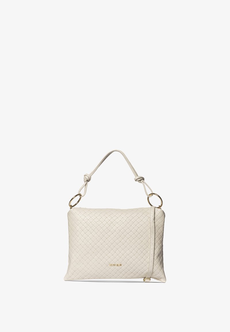 Sac à main en cuir matelassé couleur crème avec bandoulière nouée, accents en anneau doré et petit logo doré sur le devant.