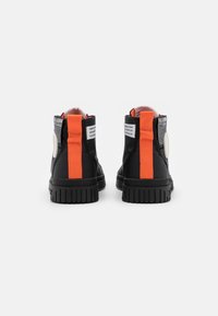 Palladium Botines con cordones - black
