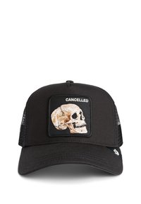 Gorra de camionero negra con parte trasera de malla, que presenta un parche frontal de una calavera y la palabra "CANCELADO" encima, con bordado detallado.