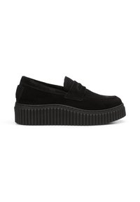Mocassin à plateforme en daim noir avec semelle rainurée, bride penny et bout arrondi sur fond blanc, vue de côté.