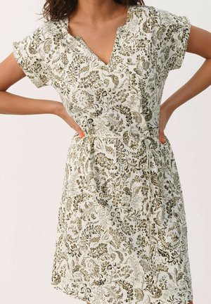 Floral gemustertes Kleid mit V-Ausschnitt und kurzen Ärmeln, aus leichtem Stoff in Weiß mit grünen und goldenen Akzenten, mit Taillengürtel.