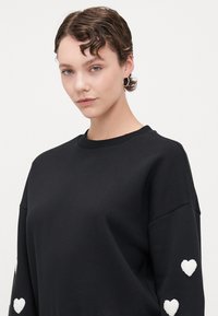 ONLY Tall ONLMACY O NECK BOX - Mikina - black/cloud dancer
