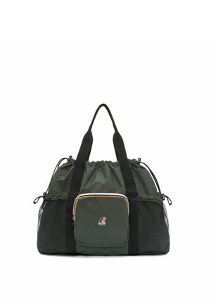 Borsa da viaggio in nylon verde scuro con manici neri, tasca frontale con zip e logo, e tasche laterali in rete, su sfondo bianco.