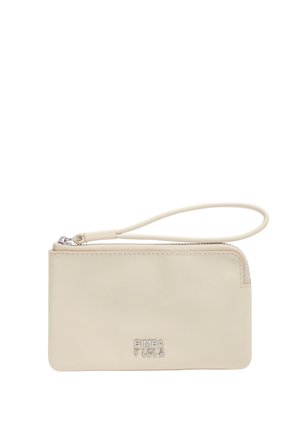 Bolso de mano tipo muñequeras de cuero beige con cierre de cremallera y logotipo plateado "Bimba y Lola" en la parte delantera.