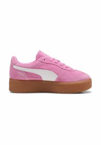 Sneaker in suede rosa con una striscia bianca, punta rotonda, suola piatta in gomma e dettagli testurizzati. Sistema di lacci e colletto imbottito per il comfort.