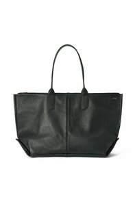 Zwarte leren tote bag met een getextureerde afwerking, twee schouderbanden, een ritsluiting en zijaccenten voor extra structuur.
