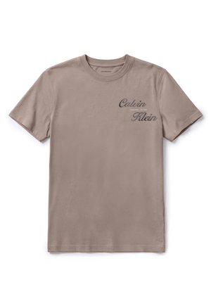 Taupe kortermet T-skjorte med rund hals og "Calvin Klein" trykket med kursiv på venstre bryst.