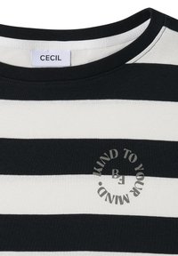 Gros plan d'un t-shirt rayé noir et blanc avec un col rond et un texte circulaire indiquant "Be kind to your mind."