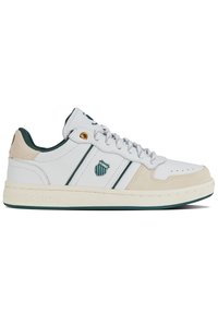 Vita lädersneakers med gröna och beige akcentfärger. Har gröna ränder, en K-Swiss-logotyp och en strukturerad tådel. Gummisula.