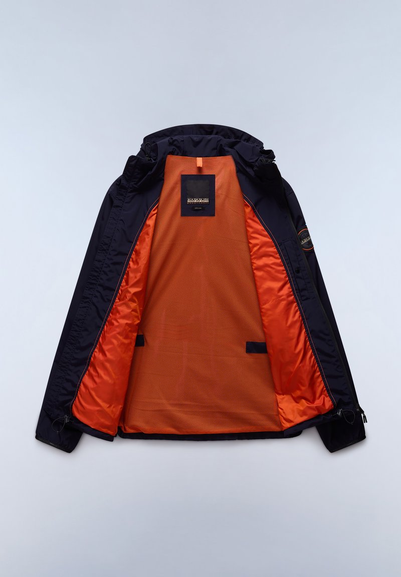 Marinejacke mit orangefarbener Mesh-Fütterung, ausgestattet mit Kapuze, verstellbaren Kordeln und Seitentaschen. Innenlabel sichtbar.