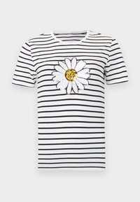 Λευκό κοντομάνικο T-shirt με μαύρες οριζόντιες ρίγες και ένα μεγάλο λευκό μαργαρίτα με κέντρο από χρυσά παγιέτες στο στέρνο.