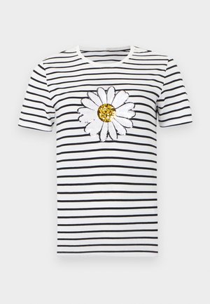 Hvit T-skjorte med korte ermer, svarte horisontale striper og en stor hvit prestekrage med en gullfarget paljett i midten på brystet.