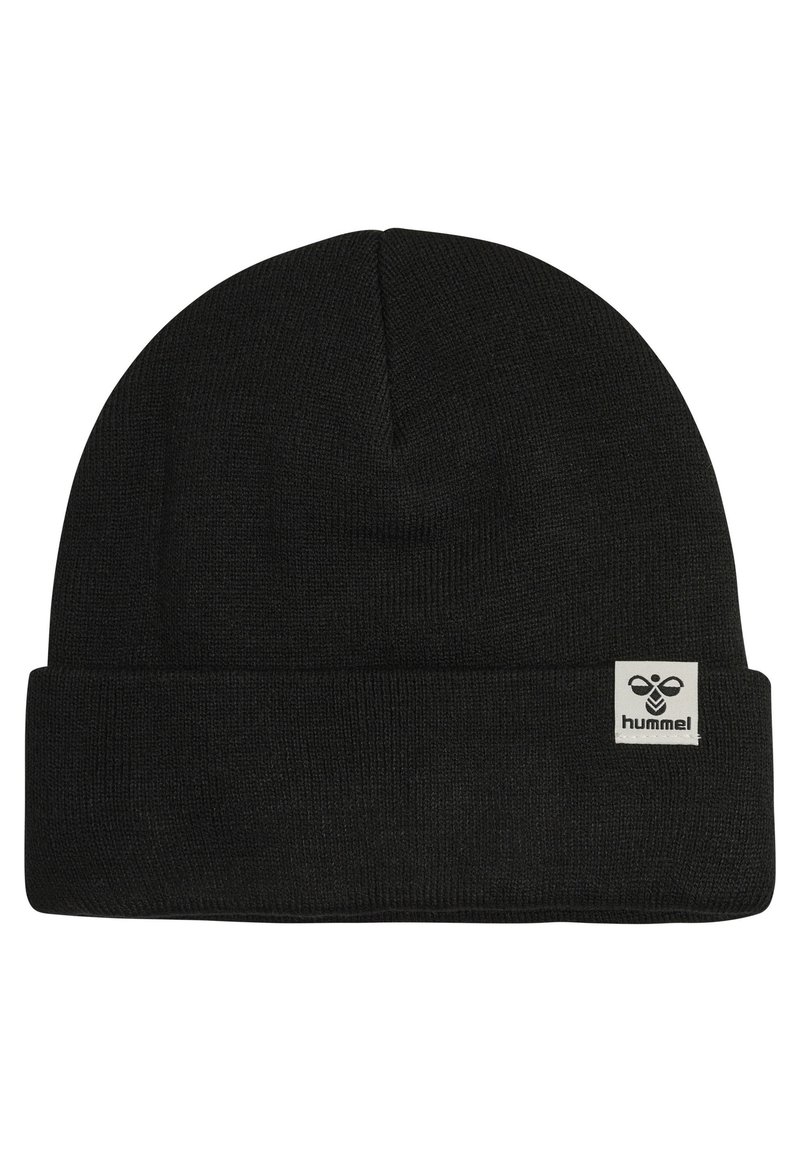 Svart stickad mössa med uppvikta kanter och en logotyp patch. Texturen är slät och tätstickad, lämplig för kallt väder.