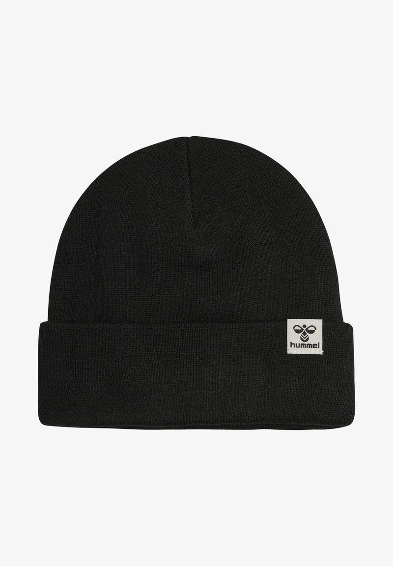 Czarna dzianinowa czapka złożona z wysyłaną mankietem i naszywką z logo. Tekstura jest gładka i gęsto tkana, odpowiednia na chłodne dni.