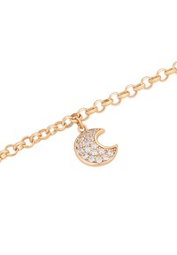 Bracciale in oro con charm a forma di mezzaluna incastonato di piccole pietre preziose trasparenti su uno sfondo bianco.