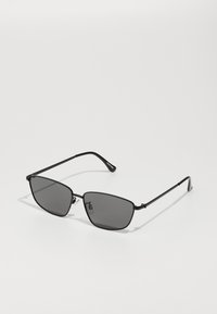 Schwarze Sonnenbrille mit einem geometrischen Rahmen, grau getönten Gläsern und schlanken Metallbügeln. Verfügt über subtile Nasenpolster und minimalistische Markenkennzeichnung.