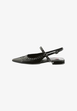 Chaussure slingback en cuir noir avec un bout pointu, des accents cloutés et une sangle ajustable dotée d'ouvertures circulaires. Design à petit talon.