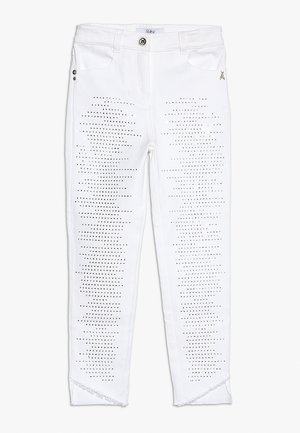 Weiße Denim-Jeans mit perforiertem Punktmuster auf den Vorderbeinen, silberner Knopfverschluss, Vordertaschen und ausgefransten Säumen.
