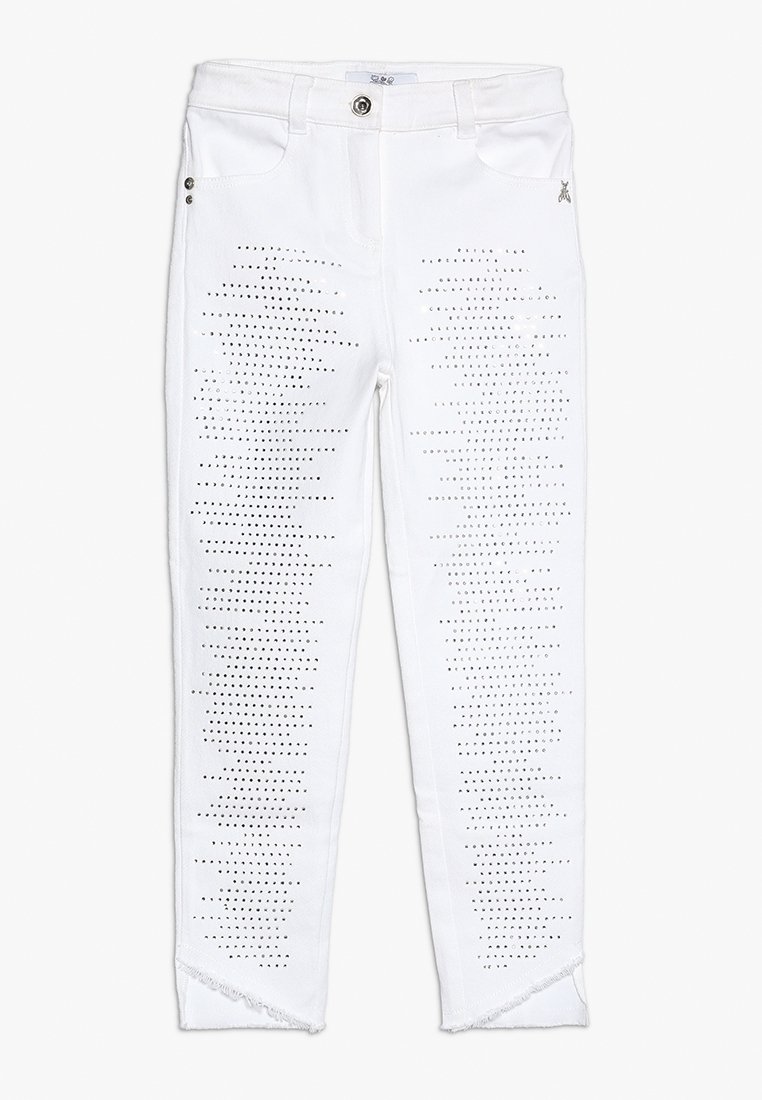 Jeans en denim blanc avec motifs à points perforés sur les jambes avant, fermeture par bouton argenté, poches avant et ourlets effilochés.