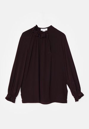 Blouse bordeaux foncé avec un col froncé et un détail à nouer, manches longues avec des poignets froncés, tissu lisse et coupe ample.