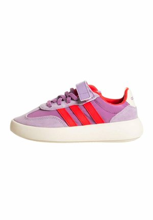 Fioletowo-czerwony sportowy but z białą podeszwą, sznurowany z przodu, z rzepem i trzema czerwonymi paskami po bokach.