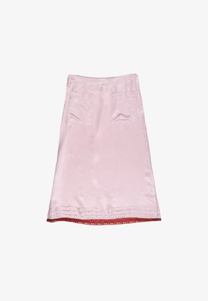 Falda de satén rosa con dos bolsillos traseros, corte recto y un borde de encaje rojo en el dobladillo. Textura suave con un brillo sutil.