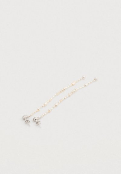 Ασημένια σκουλαρίκια με μια λεπτή αλυσίδα από μαργαριτάρια σε διαφορετικά μεγέθη, λευκά και ανοιχτό ροζ, με καρφωτά κούμπωμα.