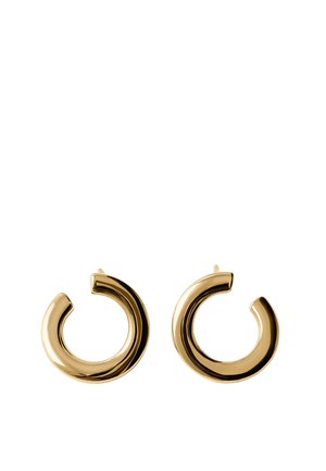 Par de pendientes de aro abiertos en tono dorado brillante con diseño redondeado y grueso y cierre de presión sobre un fondo blanco.