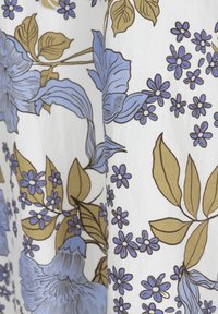 Tkanina w kwiaty z niebieskimi kwiatami, zielonymi liśćmi i białym tłem; gładka tekstura z szczegółowymi konturami w kolorze brązowym.