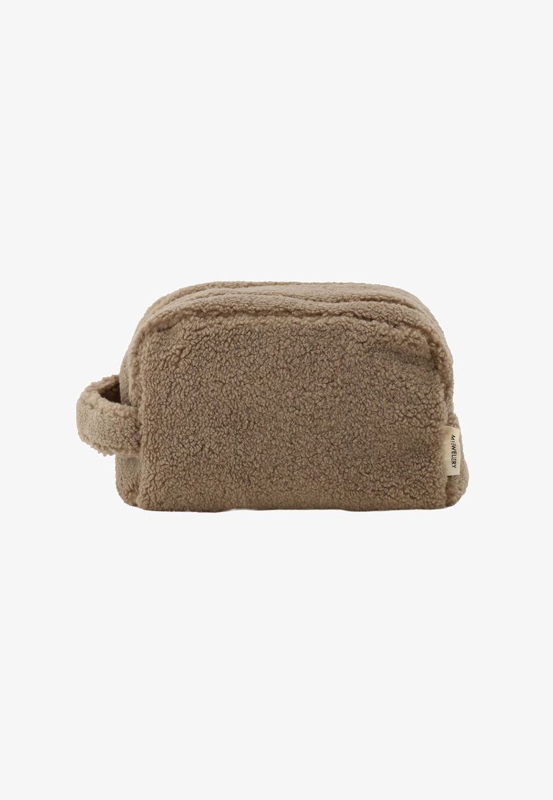 Bruine rechthoekige pluche toilettas met een zijhandvat en een klein stoffen merketiket aan de rechterkant.