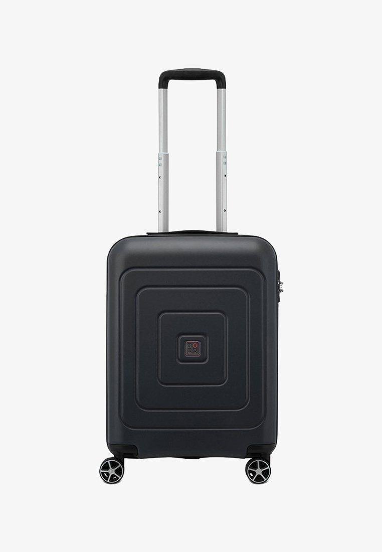Valise rigide noire avec quatre roulettes pivotantes et poignée télescopique argentée étendue.