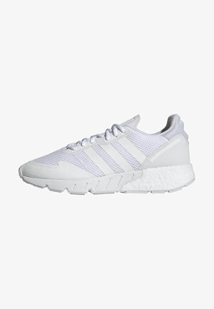 Balti sportiniai batai su tinklelio viršumi, trimis šoninėmis juostomis, tekstūruotu padu ir ryškiai matomu pagalvėliu kulne, pasižymintys elegantišku dizainu.