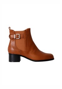 Bottines en cuir marron avec une finition lisse, des panneaux latéraux élastiques et un accent en boucle argentée sur le côté extérieur ; talon bloc bas.