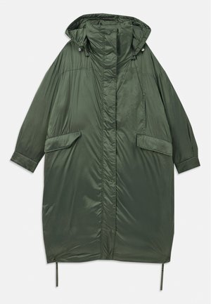 Manteau d'hiver surdimensionné vert olive avec capuche, boutons pression, deux poches avant et cordon de serrage à l'ourlet. Texture lisse et brillante.