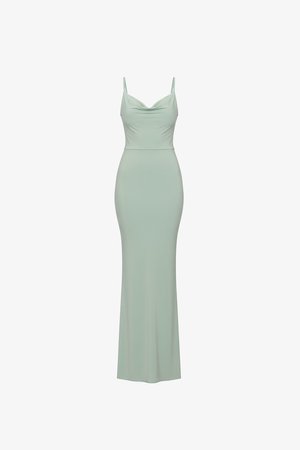 Jasnozielona, sięgająca do ziemi, sukienka bez rękawów z cienkimi ramiączkami i drapowanym dekoltem, dopasowana w talii i biodrach.