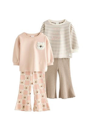 Deux ensembles de pyjamas pour enfants : un haut rose à manches longues avec un motif d'ours, et un haut rayé avec un pantalon beige évasé ornée d'un imprimé ours.