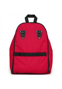 Mochila de nylon roja con parte superior redondeada, correas negras y detalles. Cuenta con dos clips de plástico y un bolsillo lateral con cremallera.