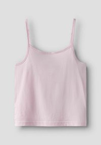 Camisole rose clair à fines bretelles, en coton doux. Design simple avec un col rond et un ourlet droit. Texture lisse.