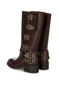 Botas de cuero marrón oscuro hasta la mitad de la pantorrilla con cinco hebillas de latón en el costado y un tacón bajo apilado.