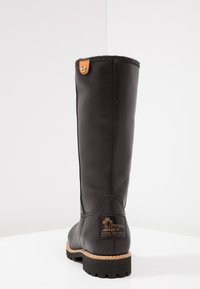 Črne usnjene visoke škornje do kolen z teksturiranim dizajnom, svetlo rjave usnjene dodatke na vrhu in trpežnim gumijastim podplatom. Imajo oznako z blagovno znamko.