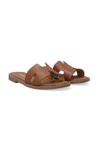 Bruine leren slipper sandalen met uitsneden en een platte rubberen zool. Het interieur heeft een gladde beige binnenzool. Eenvoudige en minimalistische stijl.
