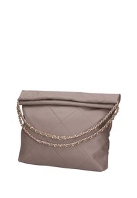 La borsa a busta in pelle grigia trapuntata presenta un design pieghevole e dettagli in catena dorata. Morbida al tatto e con ampio spazio per gli oggetti essenziali.