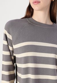 Noisy May NMFIFI O-NECK - Svetr - charcoal gray