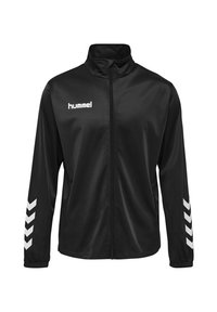 Czarna sportowa kurtka na pełny zamek z wysokim kołnierzem, białym logo "hummel" na piersi oraz białymi paskami w kształcie litery V na obu rękawach.