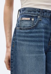 Calvin Klein spijkerbroek in een lichte wassing, met een klassieke rechte pijp, achterzakstiksels en een label op de tailleband.