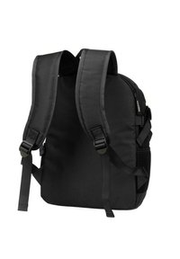 Zaino nero con spallacci imbottiti, chiusura con zip, tessuto testurizzato, tasca laterale in rete e dettagli con fibbie regolabili. Design compatto e funzionale.
