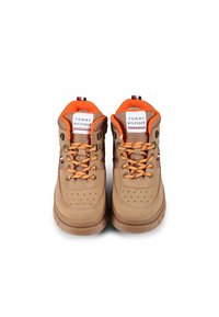 Bruine suède high-top sneakers met oranje textielvoering, geperforeerde details en oranje veters. Bevat het Tommy Hilfiger-logo op de tong.