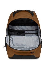 Bruine en zwarte rugzak met een ruim grijs interieur met scheidingsvakken, gaaspockets en een groot hoofdvak voor organisatie.