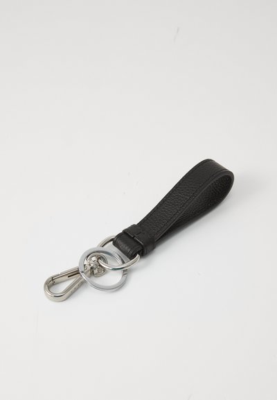 Catară din piele neagră, cu un manson texturat, clips metalic argintiu și două inele interconectate. Design simplu, funcțional, cu detalii minime.